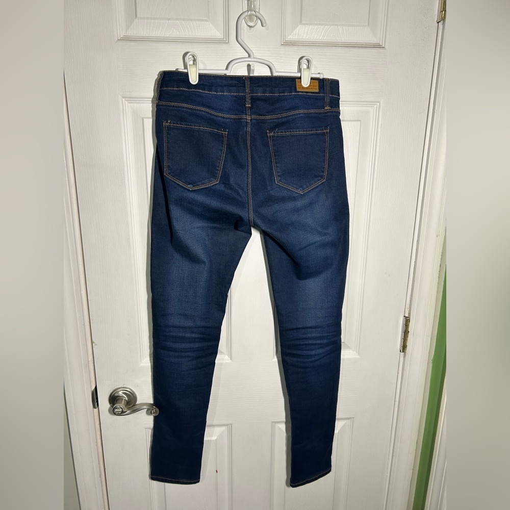 IRIS Skinny Jeans Juniors Size 7. Style IP8182. Medium/Dark wash - Picture 3 of 10